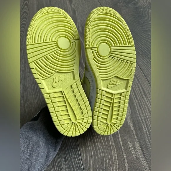 Jordan 1 Low Sneaker in Limelight Size 5 - Picture 4 of 11
